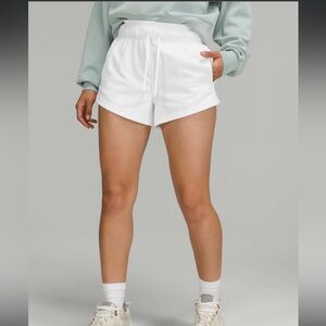 Lululemon Inner Glow High-Rise short 3” - white size 6